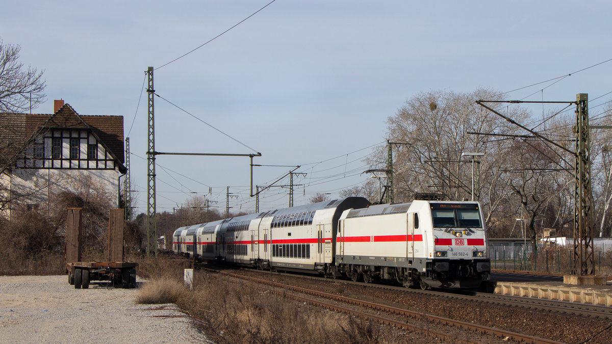 23. Februar 2019 in Magdeburg-Sudenburg. Der IC ist mit 146 562-4 unterwegs gen Osten. 