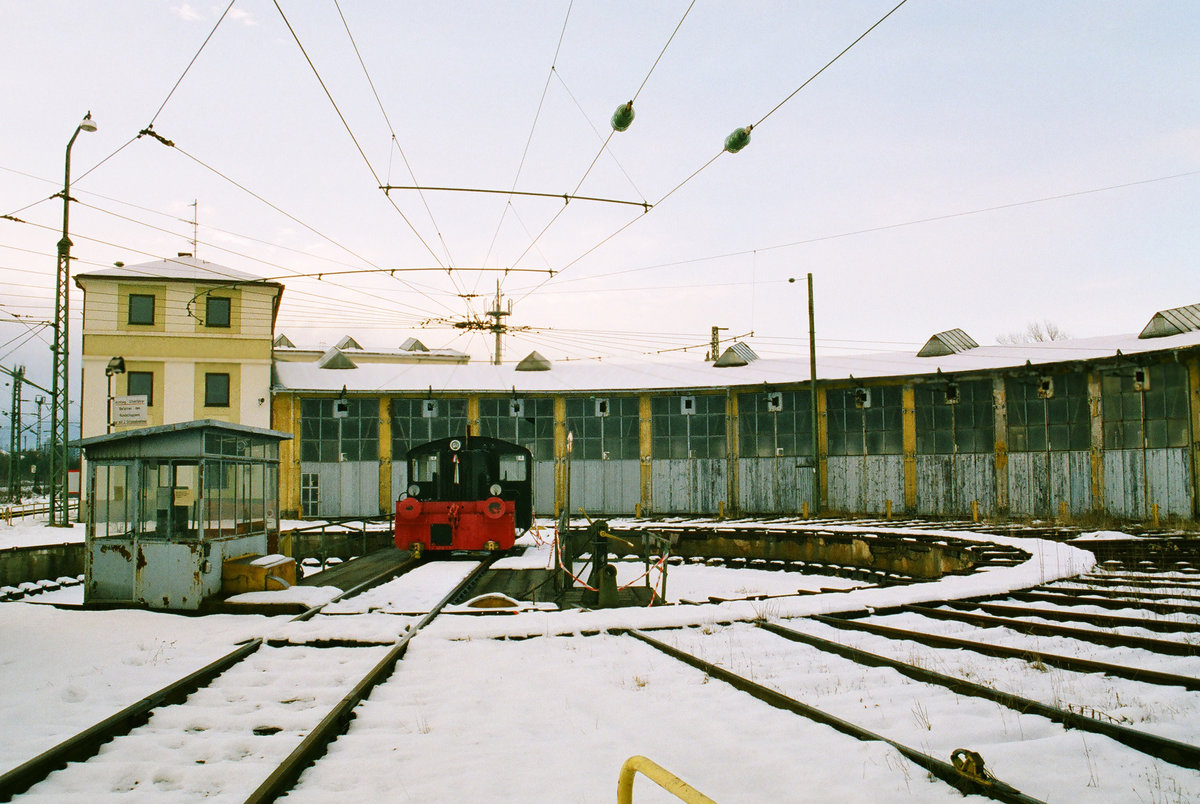 23. Januar 2004, Freilassing, Lokschuppen, von der Umgestaltung des verlassenen Schuppens zur Außenstelle des Deutschen Museums ist von außen noch nicht viel zu sehen. Auf der Drehscheibe steht die von Krauss-Maffei im August 2003 übergebene Kö II.
