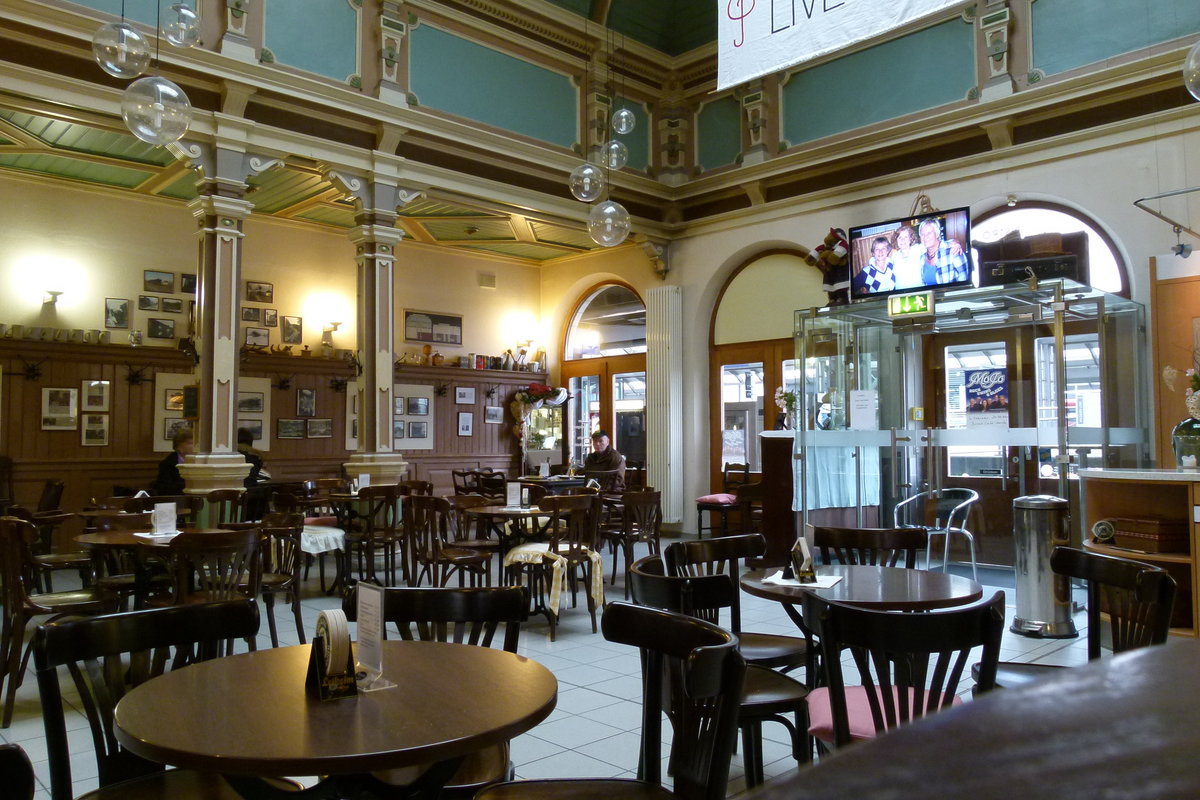 23. Januar 2014: Bahnhof Lichtenfels in Oberfrankern, in der Bahnhofswirtschaft. Leider ist das wunderschöne Restaurant seit mehreren Jahren geschlossen.