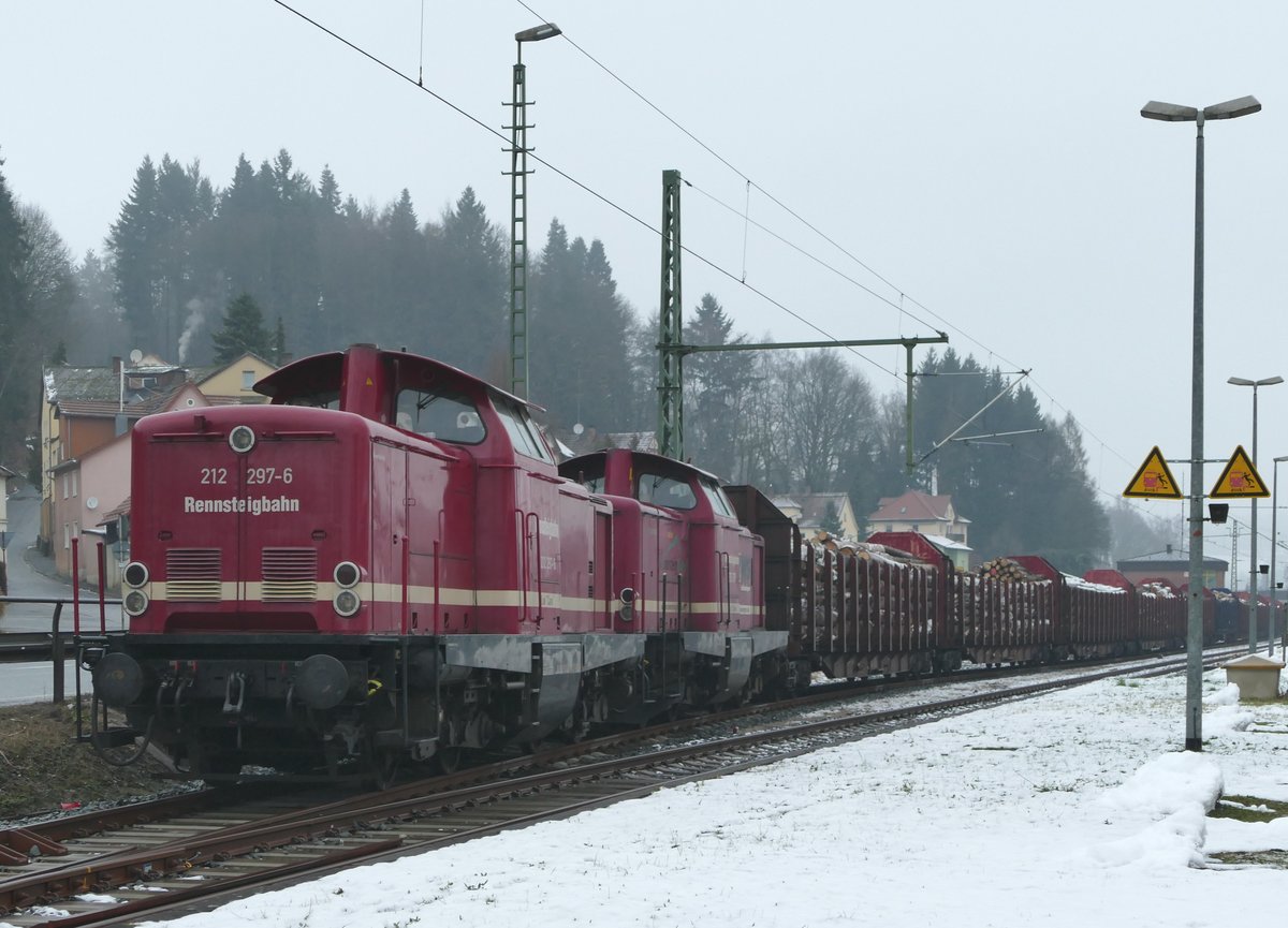 23. Januar 2018,  Güter gehören auf die Bahn  - ein Spruch, den man oft hört, dessen Realisierung aber immer zu wünschen übrig lässt. Schön, dass hier in Kronach das aus dem Frankenwald per LKW angelieferte Holz mit Zügen der Rennsteigbahn zur Verarbeitung abtransportiert wird. Die ehemaligen DB-V100 212 297 und 213 339 bewältigen sowohl das Rangieren als auch den Abtransport.