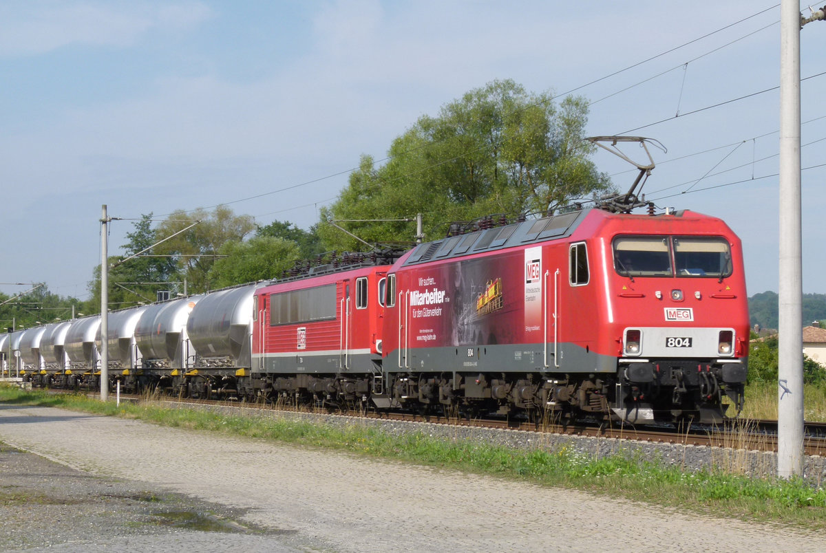 23. Juli 2015, Ein Kesselwagenzug mit zwei Loks der MEG fährt in Richtung Saalfeld durch den Haltepunkt Küps. Die Zuglok ist ex DR 156 004, gebaut 1991 bei AEG in Hennigsdorf. Die zweite Lok ist MEG 704 (ex DR 155 195, LEW 1983) ) .