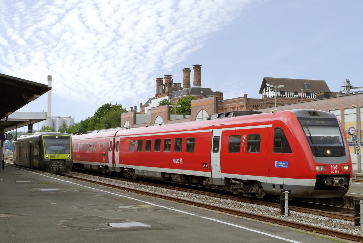 23. Juli 2018, Kulmbach. VT 612 056 als RE 3861/3871 nach Hof/Bayreuth hat nur einen kurzen Aufenthalt. Der Tw der agilis dagegen fährt erst 13:32 Uhr nach Bayreuth.