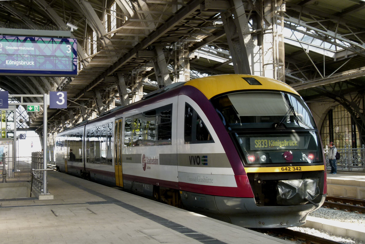 23. März 2015, Bahnhof Dresden-Neustadt. Tw 642 372 fährt als SBS 74518 nach Königsbrück  12:33 Uhr ab.