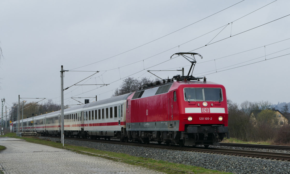 23. März 2017, IC 2302 München - Berlin fährt durch Küps. Zuglok ist 120 105, 120 132 schiebt nach.