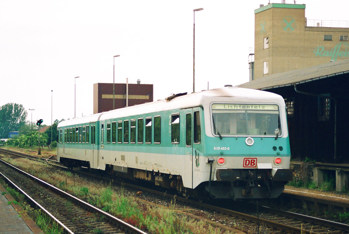 23. Mai 2000, VT 628 402 verlässt den Bahnhof Burgkunstadt mit Ziel Lichtenfels. 