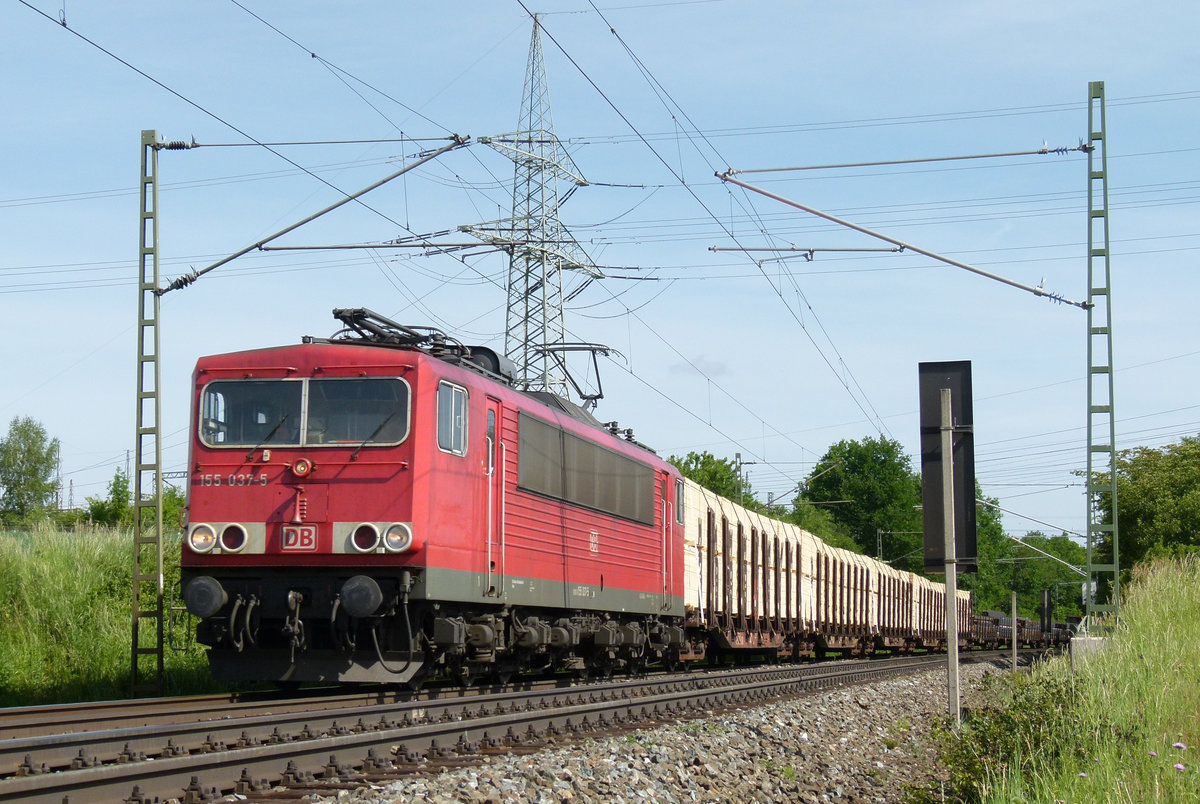 23. Mai 2011, Lok 155 037 hat einen Güterzug aus Saalfeld am Haken und fährt in der Zettlitzer Kurve in Richtung Lichtenfels.