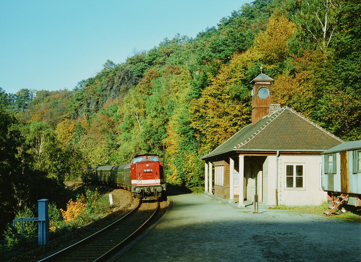 23. September 1985: Haltepunkt Weesenstein an der Strecke Dresden - Heidenau - Altenberg im Erzgebirge. Der Nachmittagszug 16767 mit Lok 112 503 wird nach dem Halt den Weesensteiner Tunnel durchfahren.