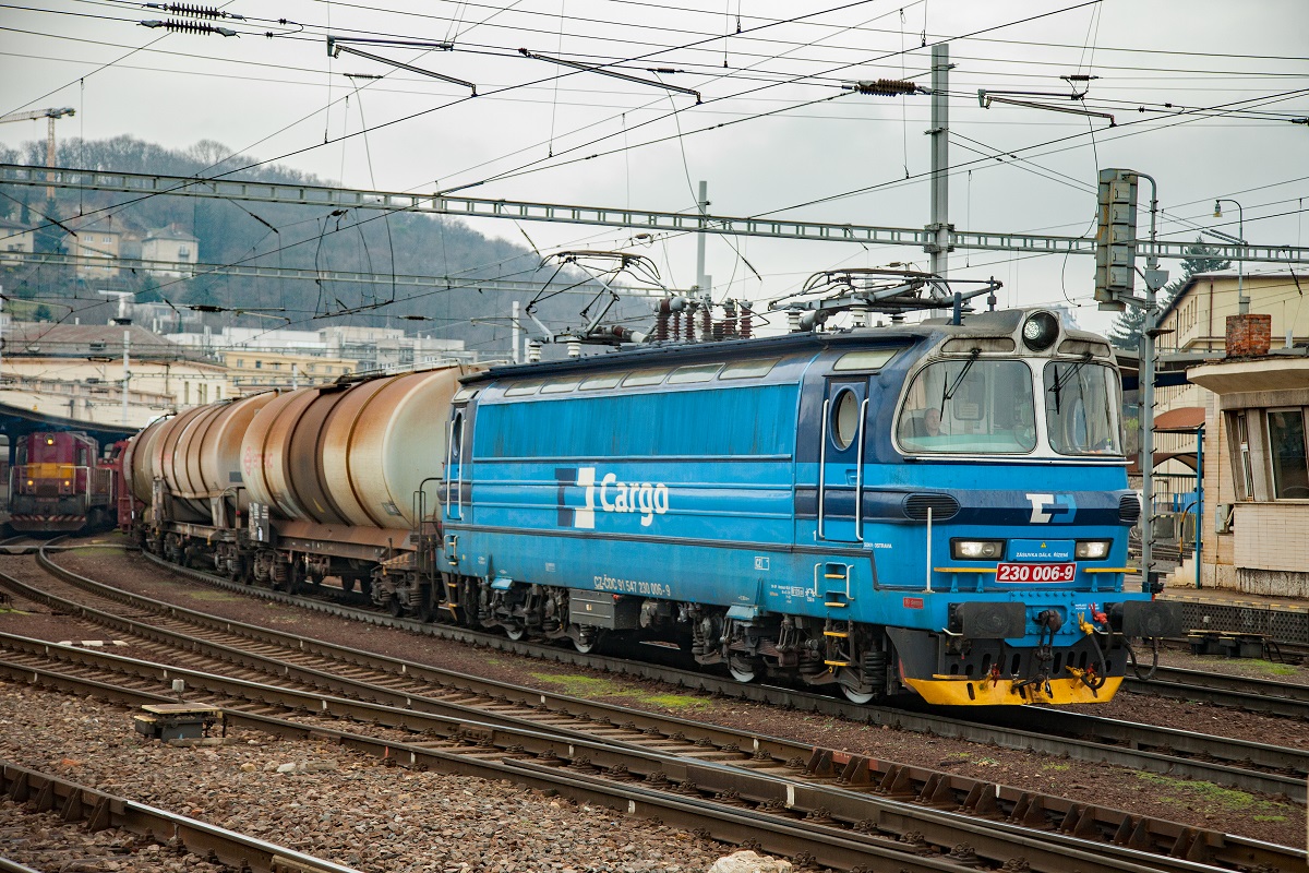 230 006 mit Güterzug in Bratislava Hlavna Stanica am 12.01.2018.