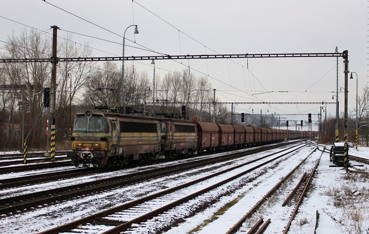 230 042-4 und 230 041-6 zu sehen mit der Kohle am 19.12.17 in Tršnice.