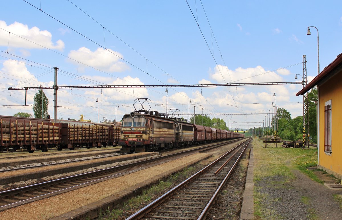 230 042-4 und 230 041-6 zu sehen mit der Kohle am 09.05.18 in Tršnice.