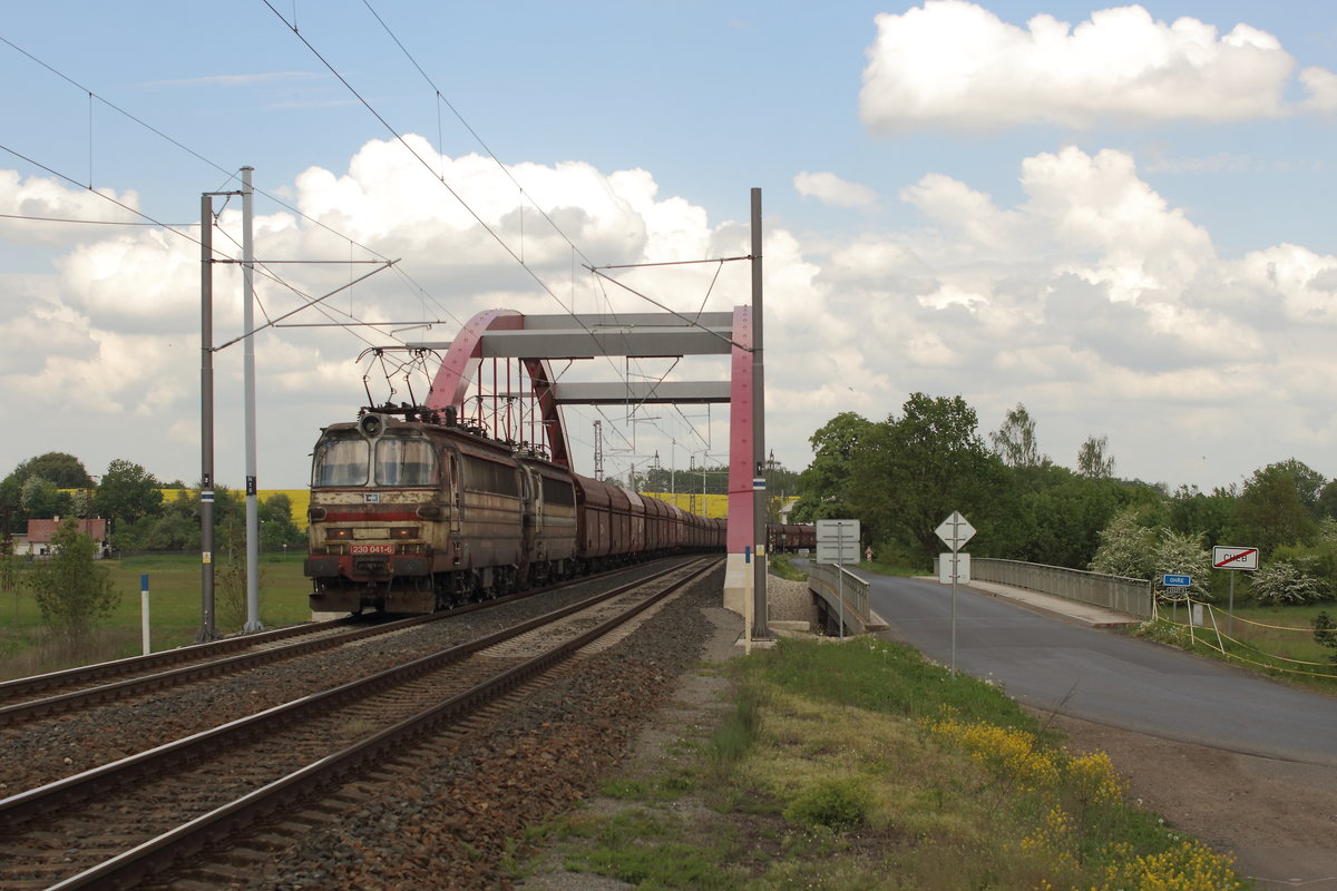 230 042-4 und 230 041-6 zu sehen mit der Kohle am 09.05.18 in Tršnice an der Egerbrücke auf dem Weg Richtung Cheb. 