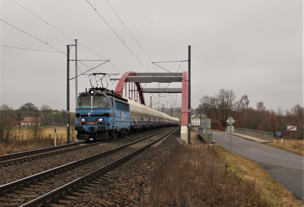 230 051 fuhr am 13.11.21 mit einem leeren Zementzug durch Tršnice Richtung Cheb.