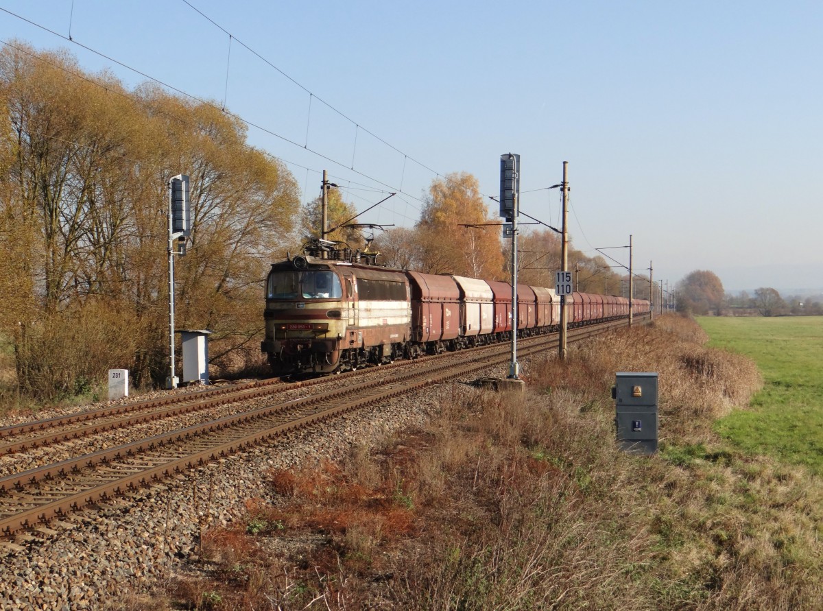 230 053-1 hier am 03.11.15 mit einem Kohlezug bei der Einfahrt in Tršnice. Schublok war 230 065-5.