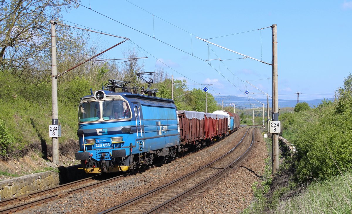 230 053-1 zu sehen mit einem Mischer am 13.05.19 bei Cheb.