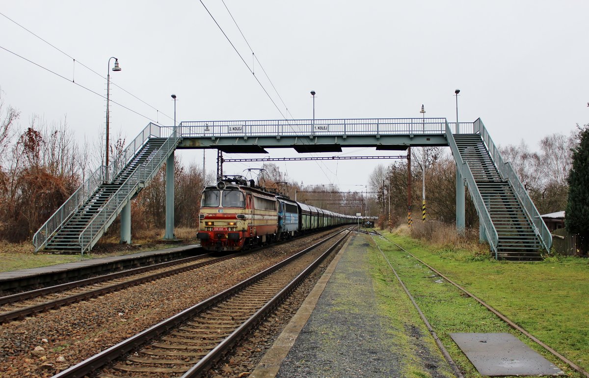 230 055 und 230 063 zu sehen am 11.12.18 mit der Kohle in Nebanice.