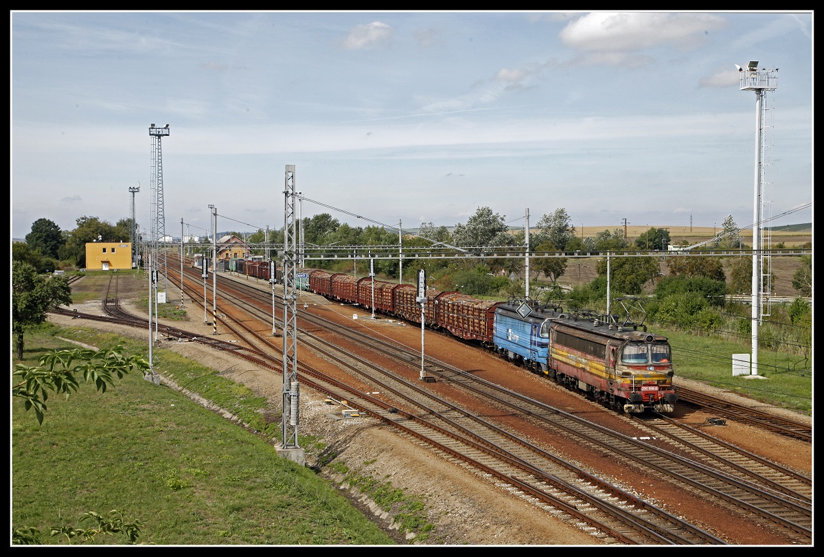 230 058 + 230... fahren am 10.09.2019 mit einem Güterzug aus dem Bahnhof Zajeci.