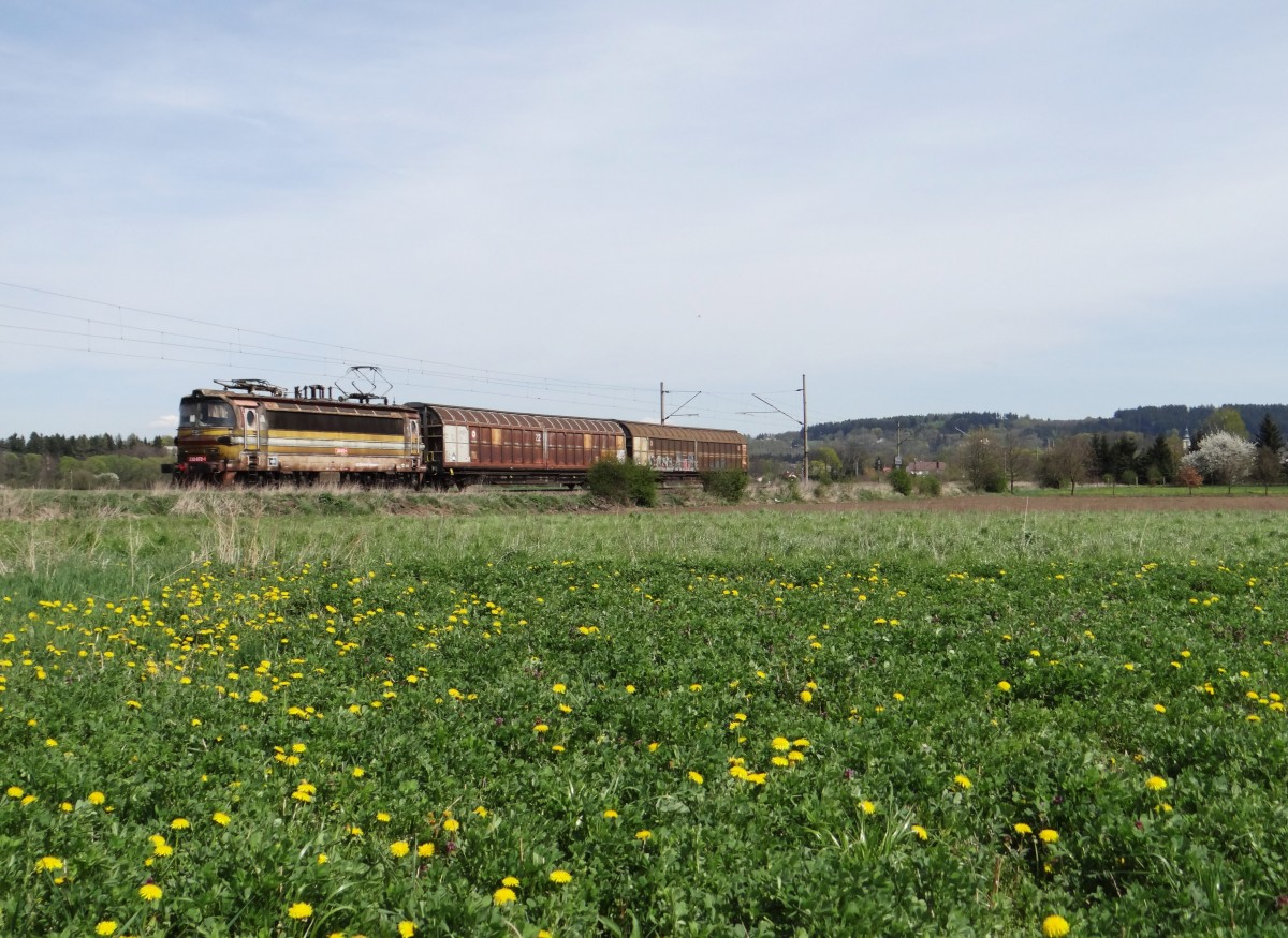 230 072-1 zu sehen am 29.04.15 in Chotikov.