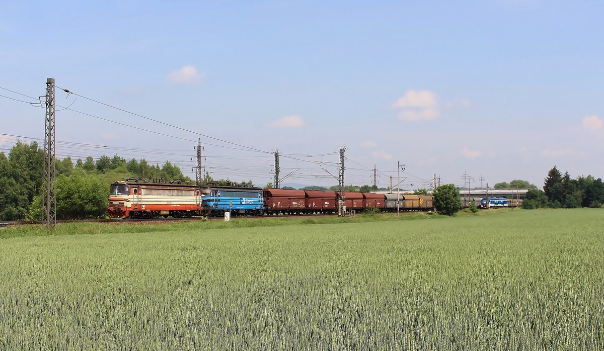 230 087-9 und 230 069-7 zu sehen mit einem Kohlenzug am 31.05.18 bei Tršnice. 