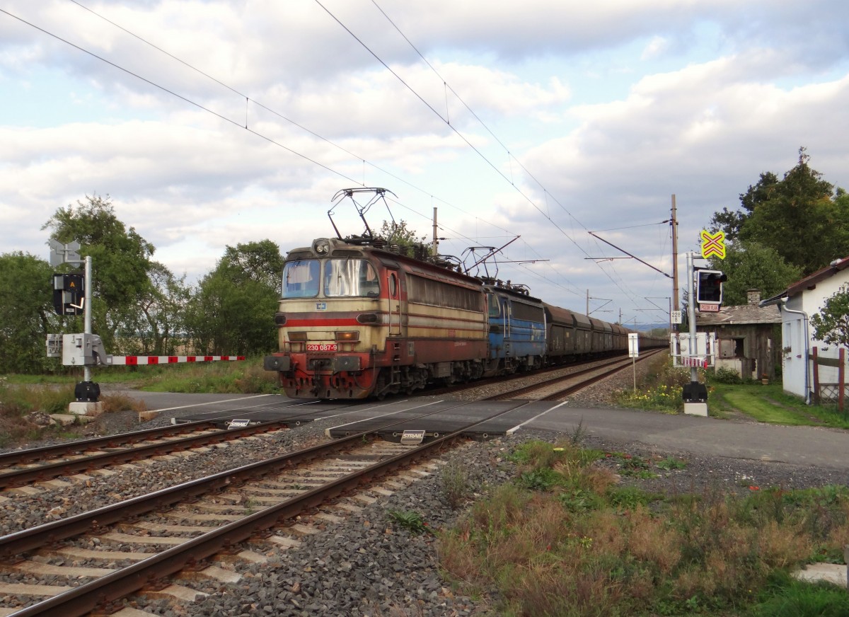 230 087-9 und 230 xxx mit der AWT Kohle am 30.09.15 bei Vokov.
