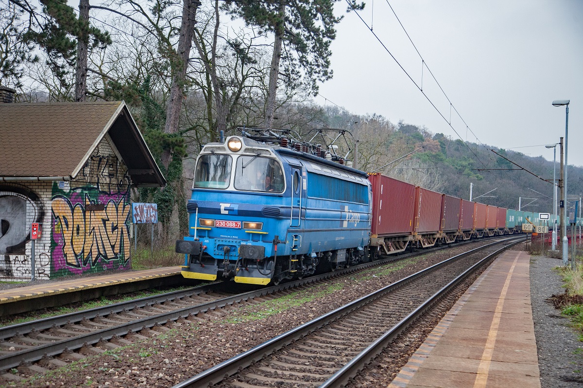 230 088 mit Güterzug durchfährt am 12.01.2018 die Haltestelle Bratislava Zelezna studienka.