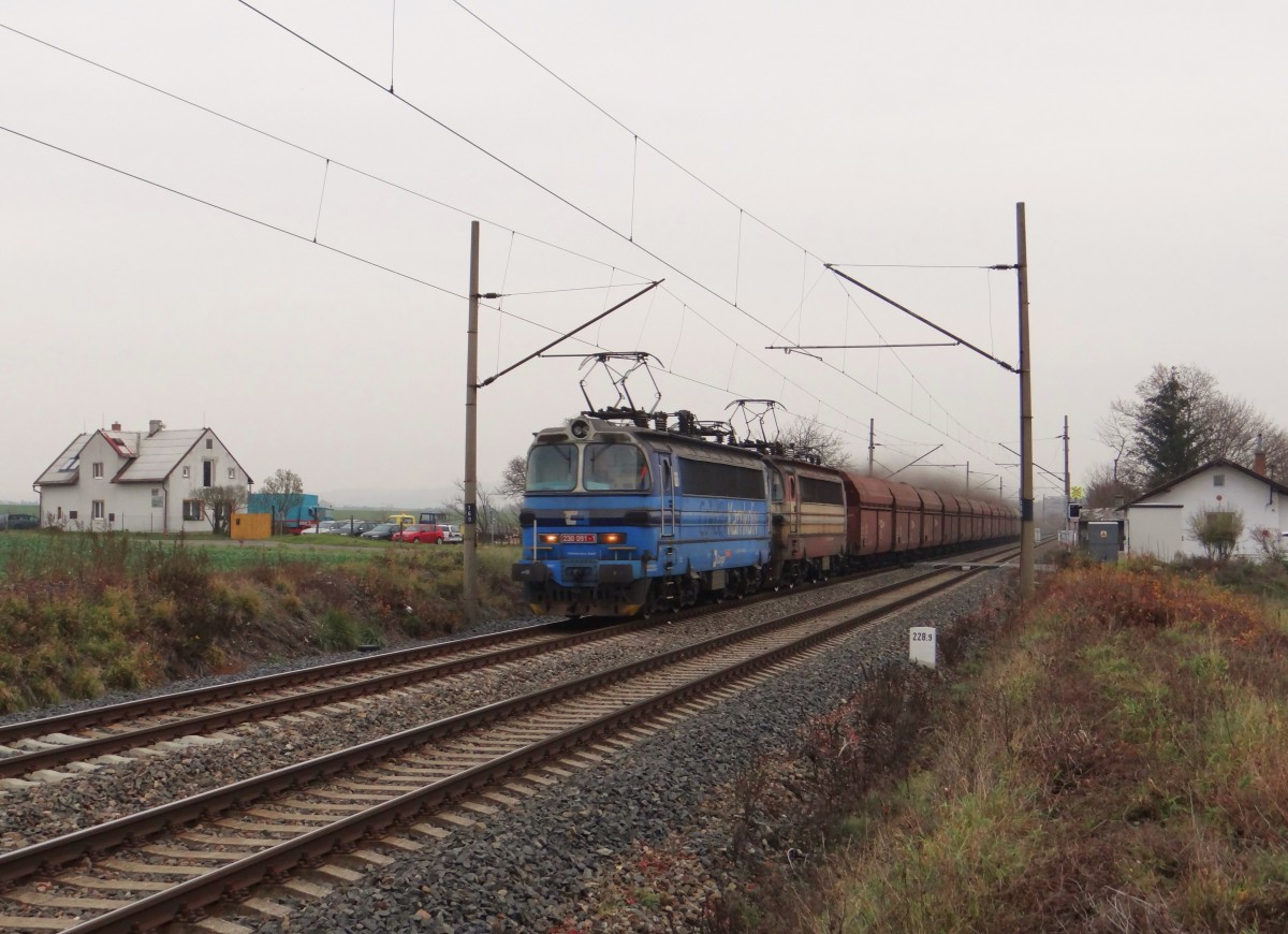 230 091-1 und 230 087-9 zusehen mit einem Kohlezug am 13.11.15 nahe Vokov.
