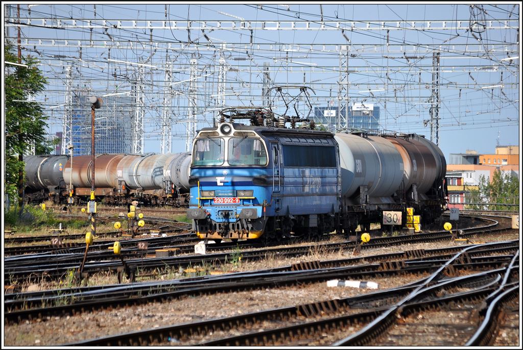 230 092-9 rollt mit einem langen Kesselwagenzug durch Bratislava. (01.06.2014)