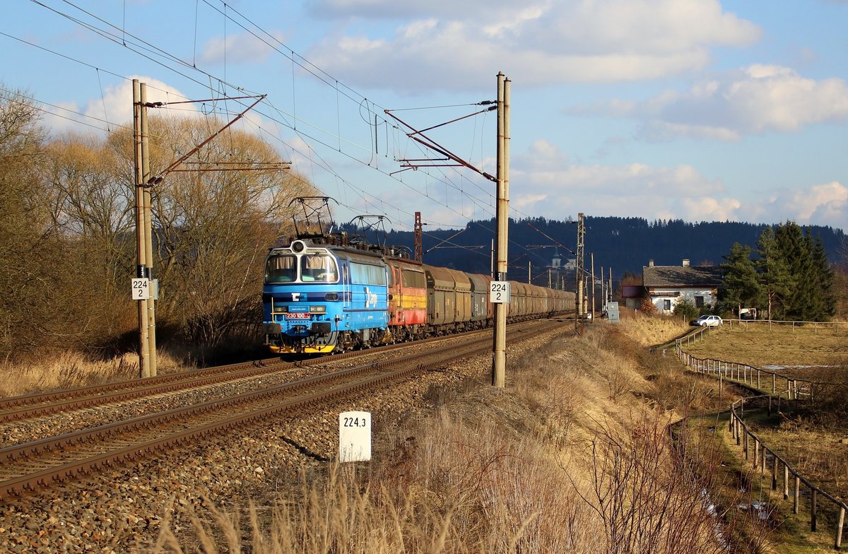 230 100-0 und 230 103-4 zu sehen mit der AWT Kohle am 14.02.18 in Chotikov.