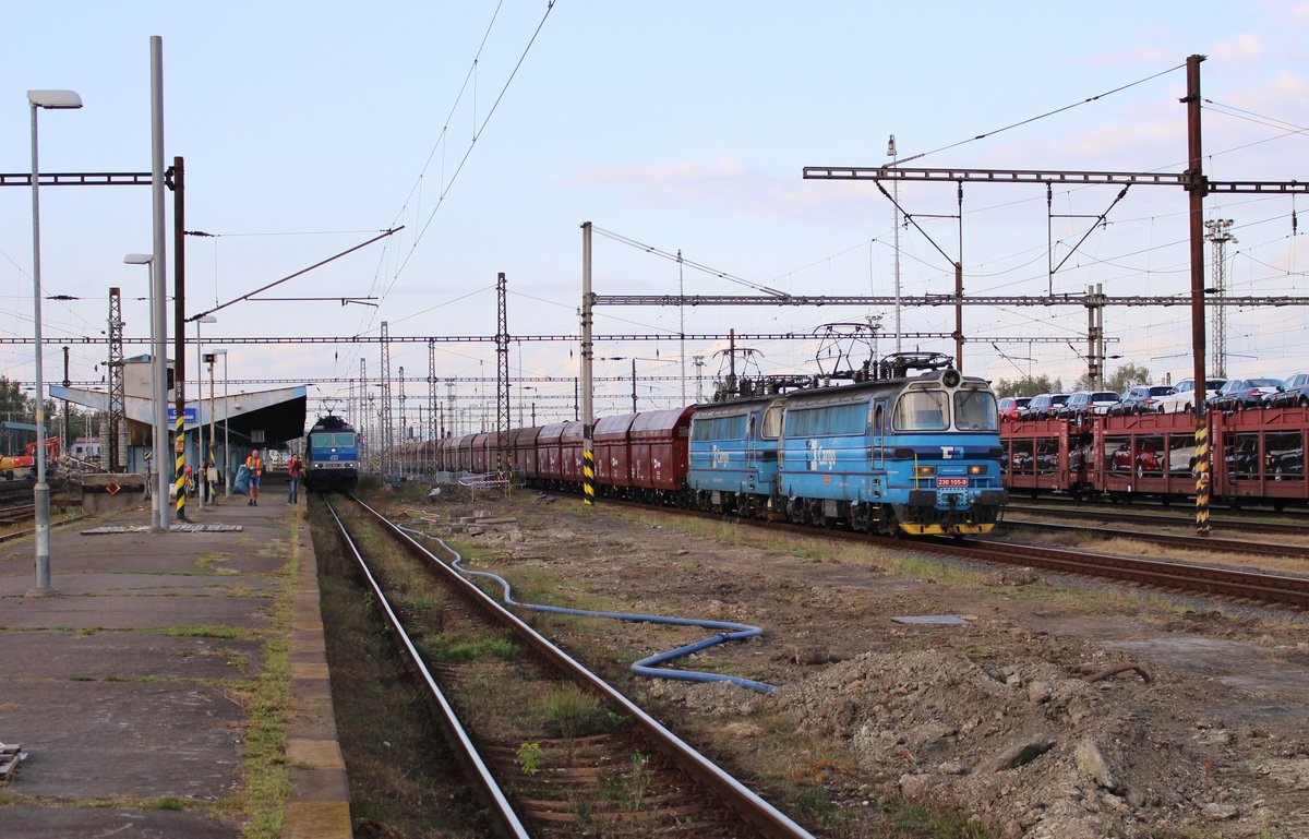 230 105-9 und 230 031-7 fuhren am 14.09.18 mit einem Kohlenzug durch Cheb. Zu dieser Zeit befand sich der Bahnhof im Umbau. 