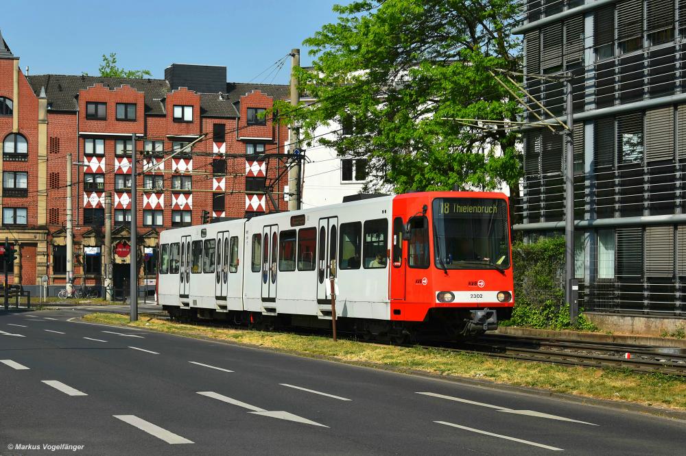 2302 als Einzelzug der Linie 18 auf der Trierer Straße am 24.04.2020. 