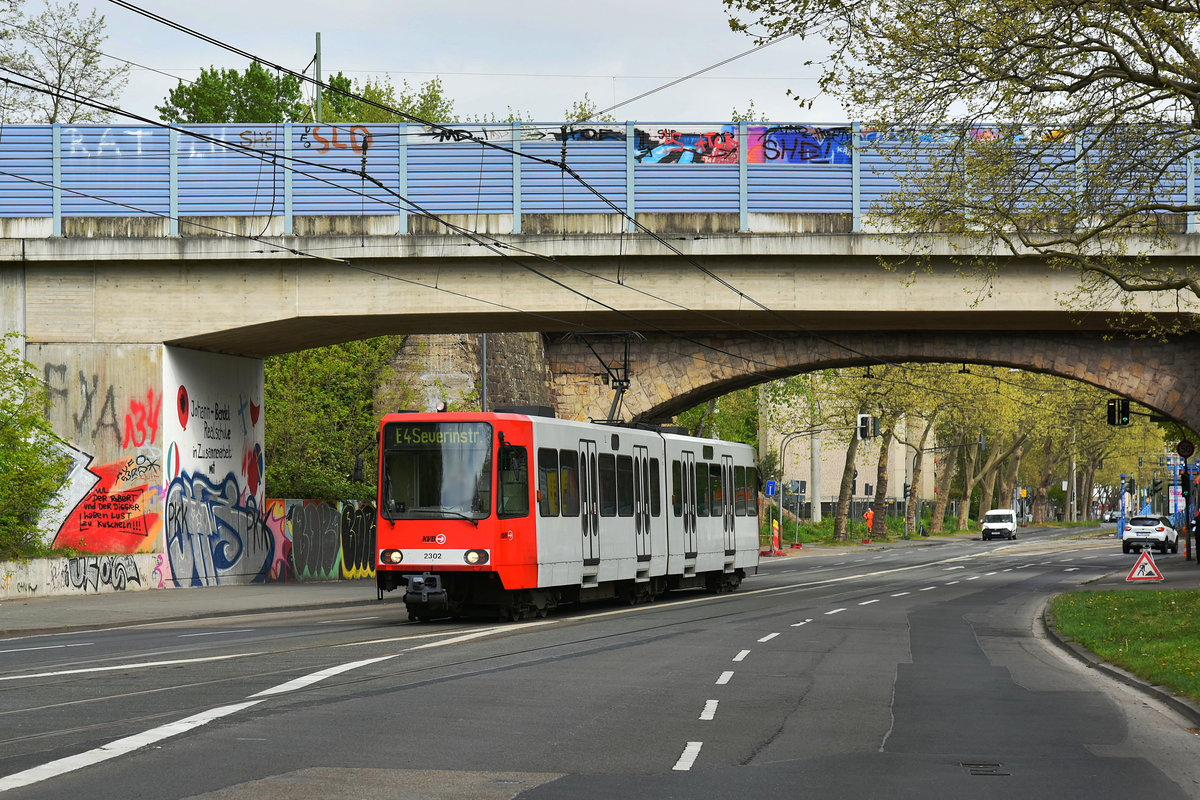 2302 als Verstärker-Linie E4 mit dem Fahrziel  Severinstraße  (wegen Bauarbeiten auf der Mülheimer Brücke) auf dem Pfälzischen Ring am 14.04.2020.