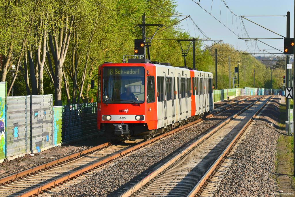 2302 auf dem neuen zweigleisigen Streckenabschnitt zwischen Brühl Süd und Brühl Badorf am 19.04.2019. 
