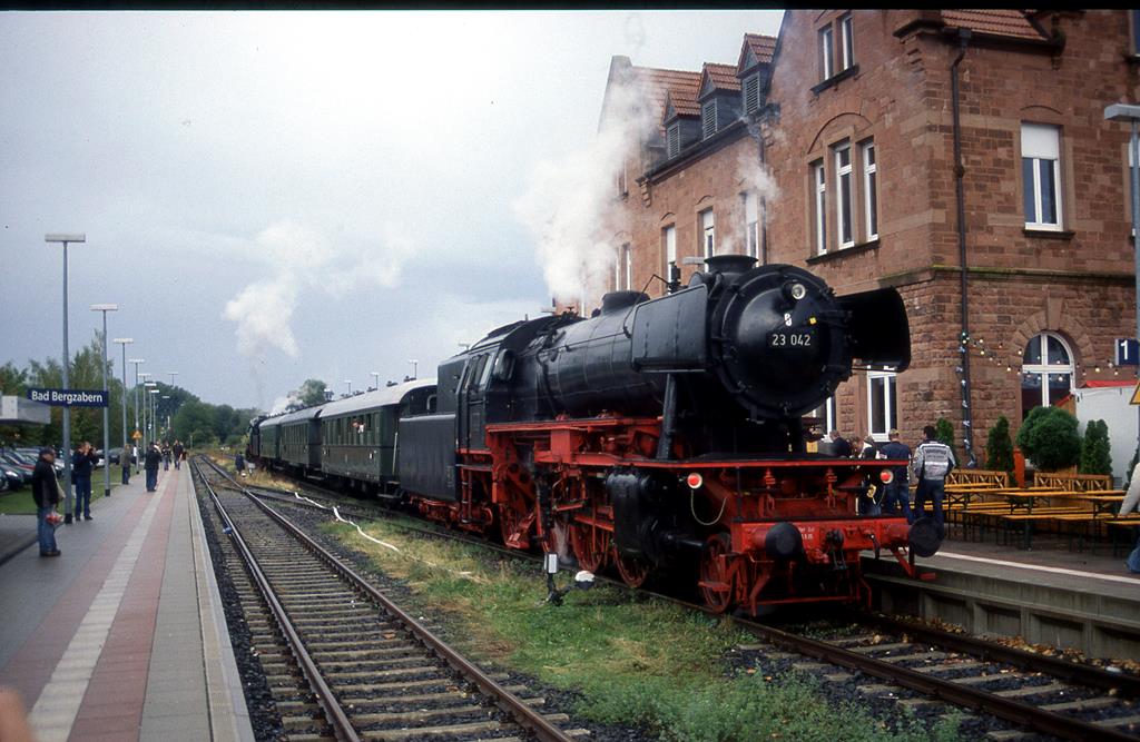 23042 fährt als Schlusslok am 2.10.2005 aus Bad Bergzabern ab.