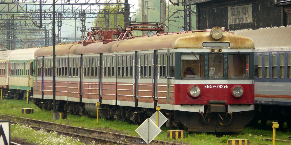 23.04.2009, auf dem Bahnhof in Jelenia Gora/Hirschberg steht dieser Tw EN57-762