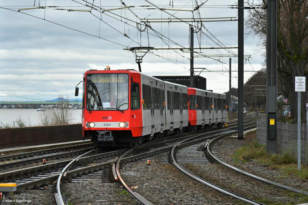 2305 als umgeleitete Linie 16 auf dem Weg zur Severinstraße auf dem Abzweig zur Nord-Süd-Stadtbahn am 23.02.2020.
