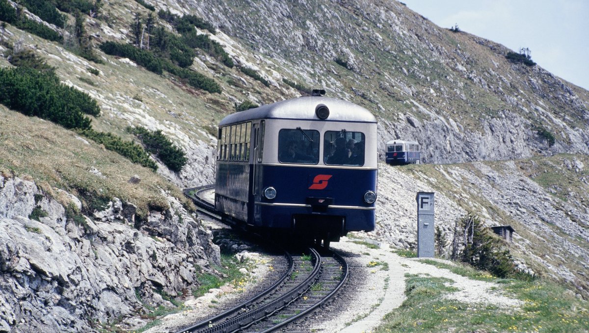23.05.1992, Heute wandern wir auf den Schafberg bei St. Wolfgang. Die Triebwagen 5099 001 und 002 der Zahnradbahn brummen weithin hörbar im Sichtabstand an uns vorüber.