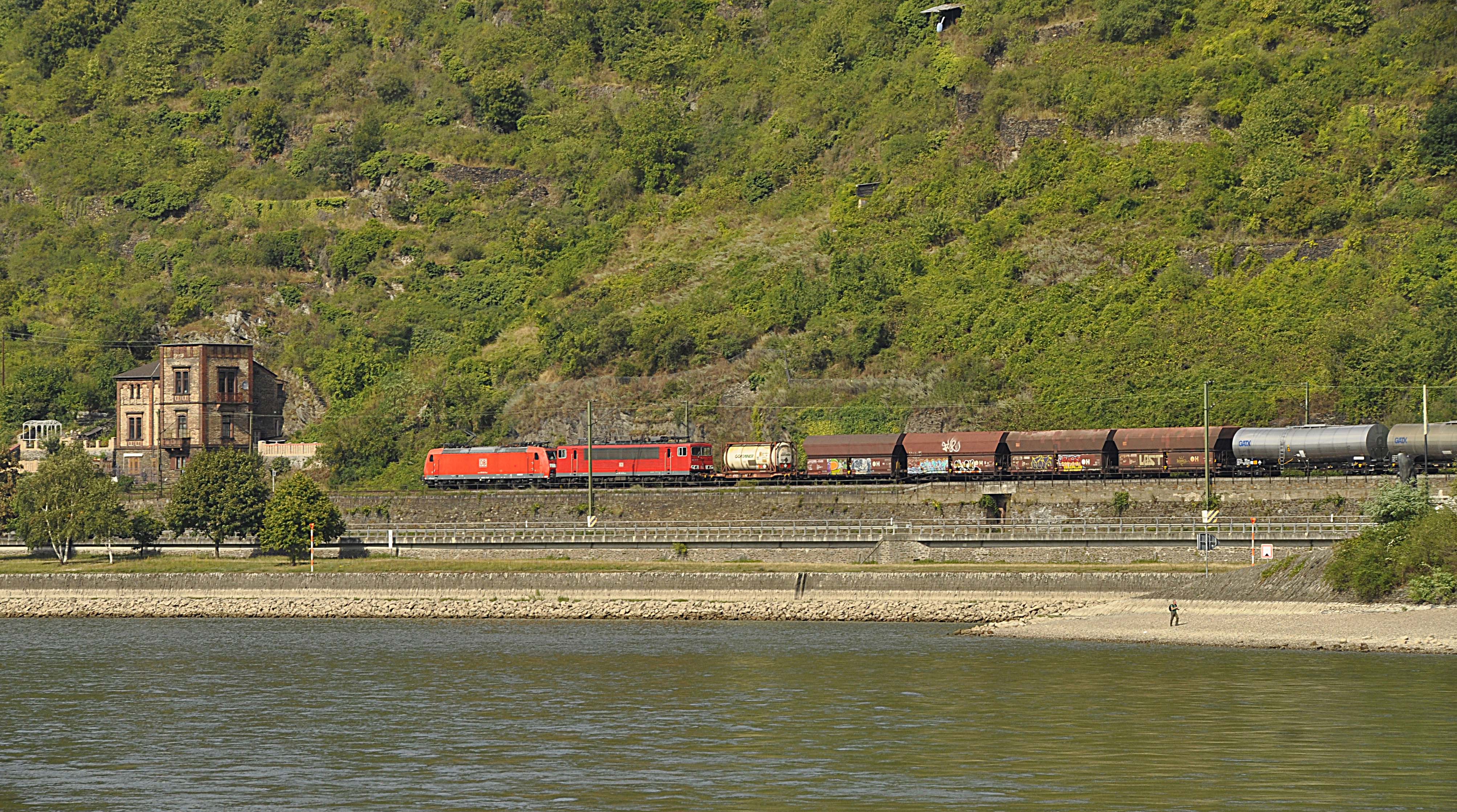 23.08.2013 bei St. Goarshausen ; gemischte Doppeltraktion fr ca. 160 Achsen