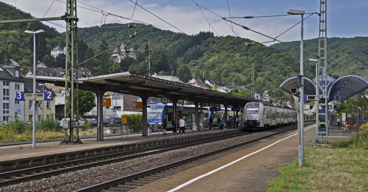 23.08.2013 Boppard Hbf ; Blick auf Seiten- und Inselbahnsteig. Es fhrt ein der  460 501-0 von transregio, ein Siemens Desiro ML, von Koblenz nach Mainz Hbf. Links zwei 650er der Hunsrckbahn.
