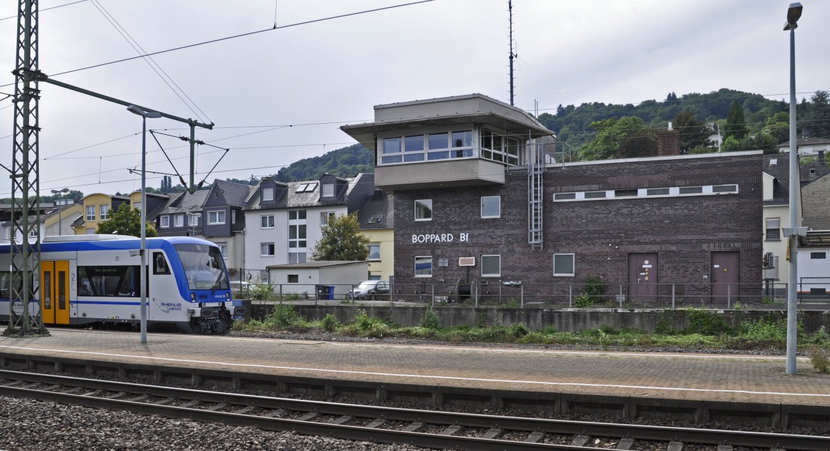 23.08.2013 Boppard Hbf; Stw Boppard Bf, links das  Gesicht  eines 650er (Stadler Regio-Shuttle RS 1) der Hunsrckbahn. Er bedient die Strecke Boppard - Emmelshausen,
Streckennummer 3020