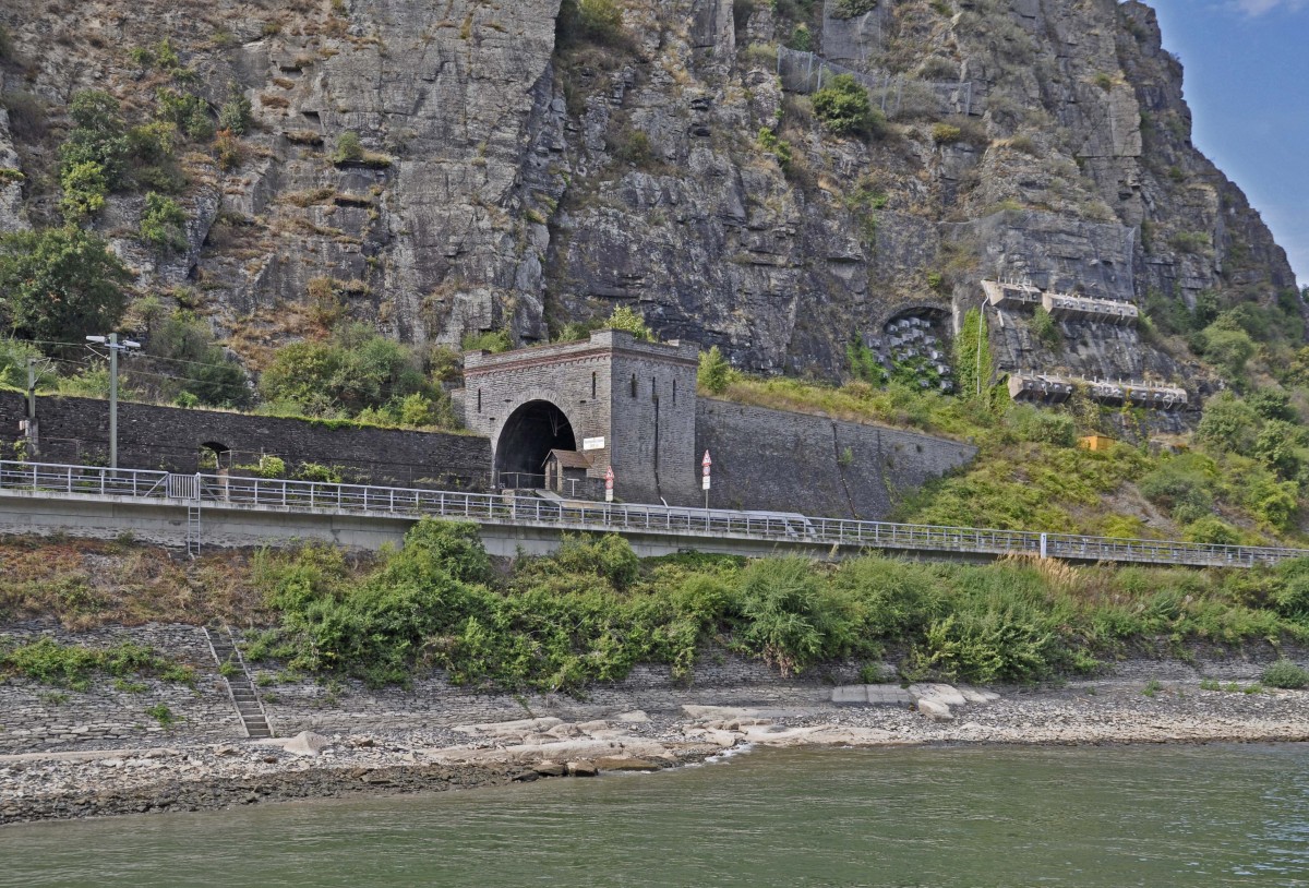 23.08.2013, Sdportal des Kammereck-Tunnels (289 m) gegenber dem Loreley-Felsen  