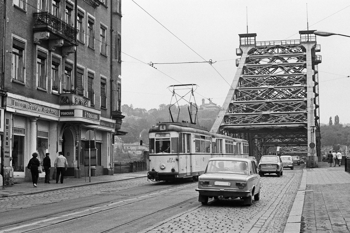 23.09.1984, Dresden, Schillerplatz: Die Linie 4 kommt über das  Blaue Wunder  von Pillnitz zum Schillerplatz.