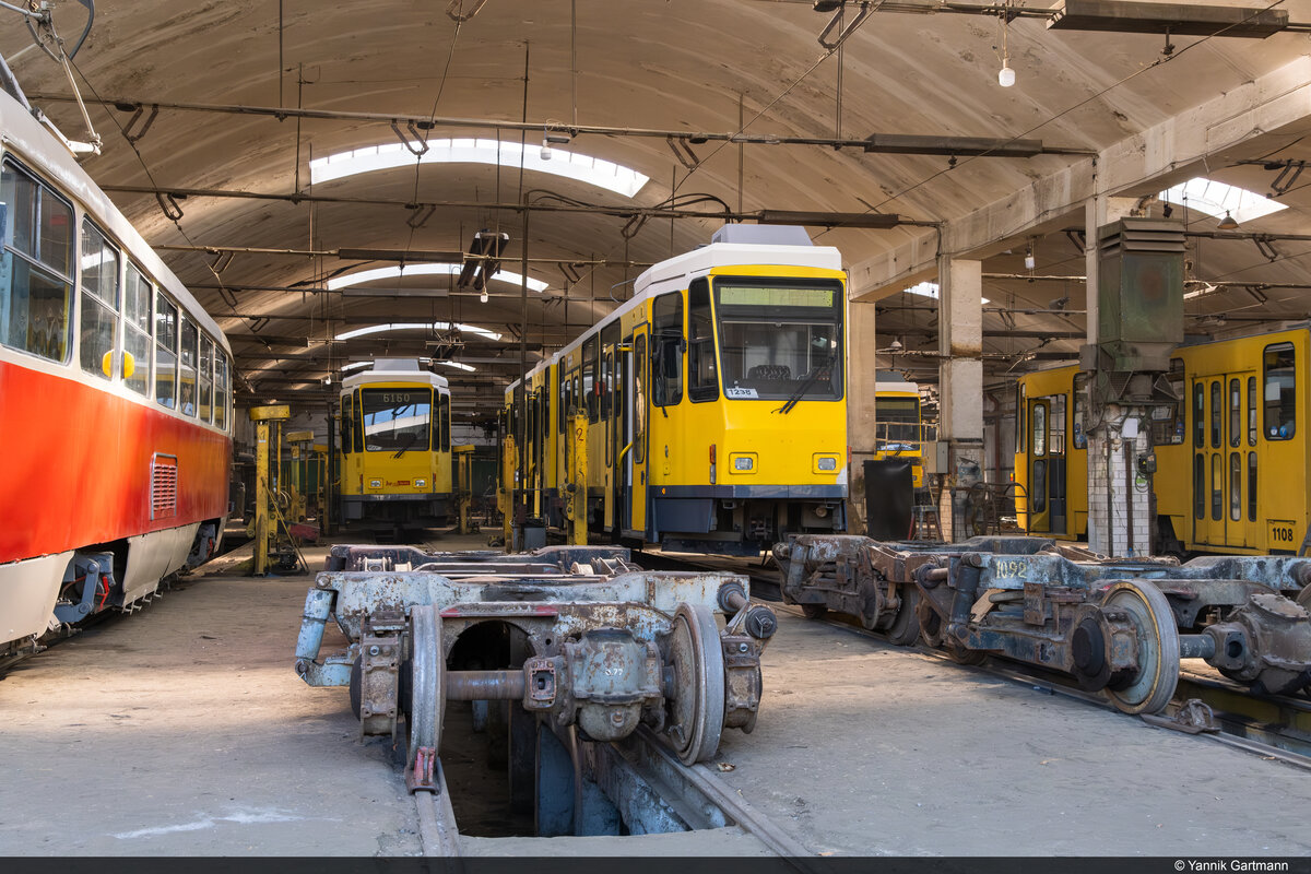 23.09.2024: Blick auf zwei ehemalige Berliner KT4DM, welche jetzt auf Meterspur umgebaut werden / Львів, Ukraine