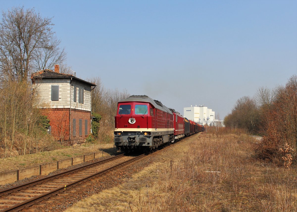 231 012 und 155 110 (WFL) fuhren am 28.03.20 einem Holzzug von Triptis nach Kaufering.
Hier ist der Zug in Krölpa zu sehen.