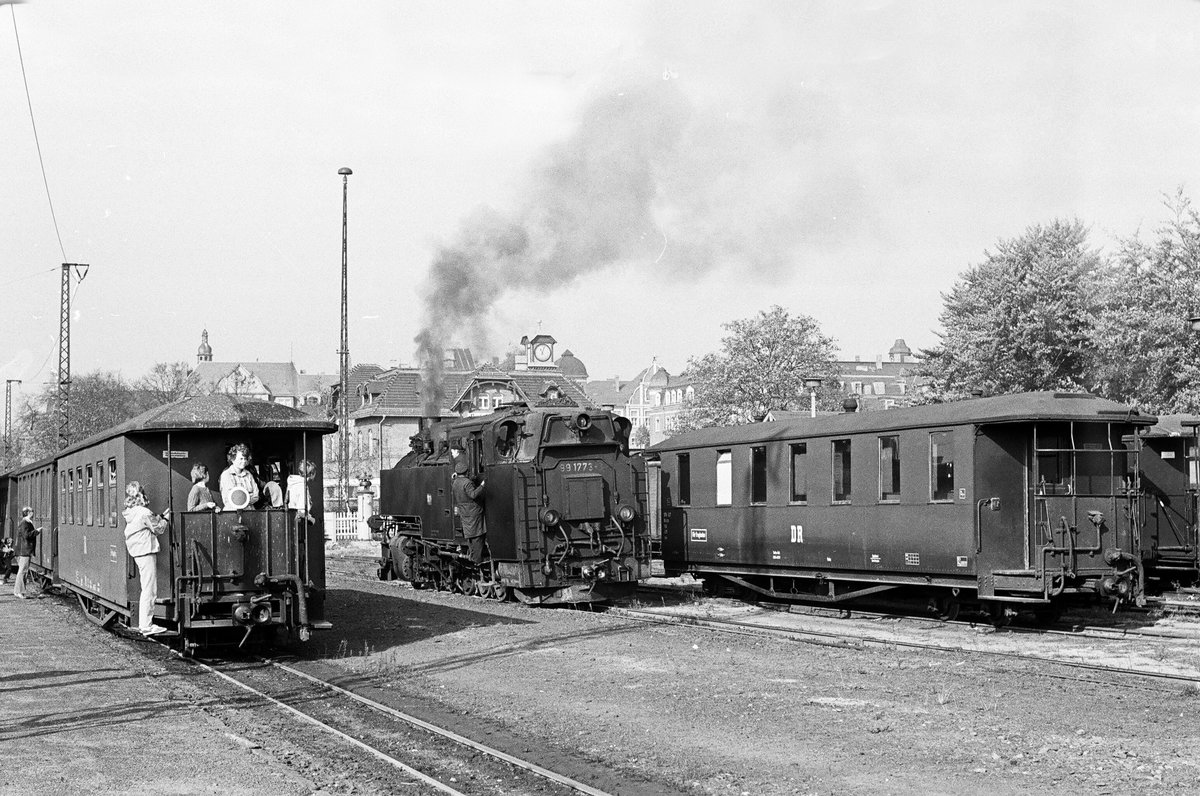 23.10.1982: Schmalspurbahn Radebeul Ost - Radeburg. Betriebsalltag auf dem Bahnhof Radebeul Ost. Lok 99 1773 setzt sich nach der Restaurierung an die Spitze des Zuges. Die jungen Fahrgäste erwarten, dass ihr Zug 11:12 Uhr pünktlich nach Moritzburg abfährt.