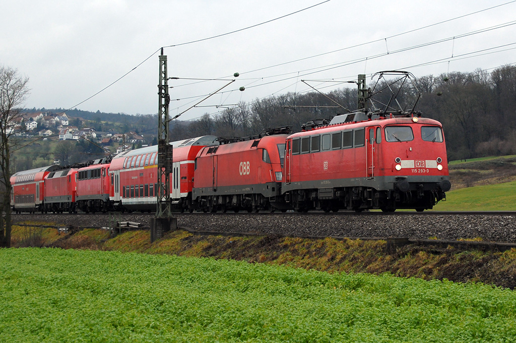 23.12.2017 Streckenabschnitt Uhingen PbZ 2461, bestehend aus:
115 293-3, 1116 271, 115 459, 120 113 & zwei Dosto's