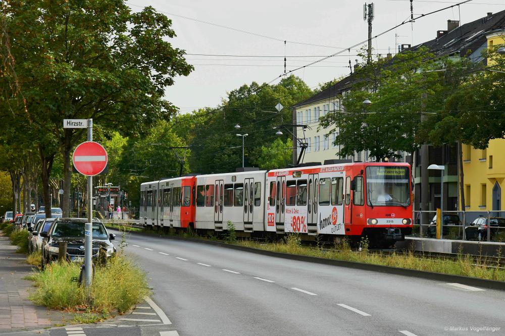 2315 trägt eine neue Teilreklame  Home24 Outlet . Hier in Köln Klettenberg am 14.08.2020.
