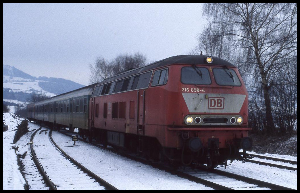 2316098 fährt mit dem RB nach Korbach hier am 26.1.2000 um 13.40 Uhr in Zierenberg ein.