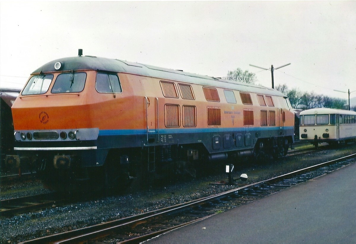232 001 (V 320) als V 30 der Hersfelder Kreisbahn, Schenklengsfeld, Oktober 1981.
