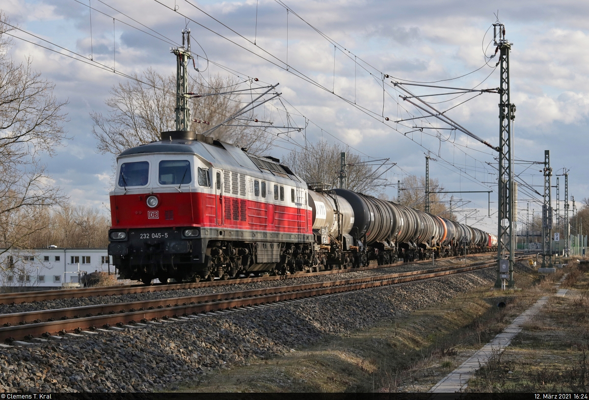 232 045-5 (132 045-6) fährt mit Kesselwagen durch Schkopau Richtung Halle-Ammendorf.
Viele Grüße zurück an den Tf!

🧰 DB Cargo
🚩 Bahnstrecke Halle–Bebra (KBS 580)
🕓 12.3.2021 | 16:24 Uhr