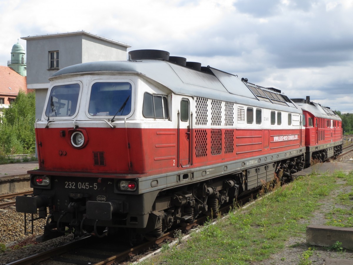 232 045-5 der East West Railways mit Schwesterlok der MEG am 5. September 2015 im Bahnhof von Görlitz.
