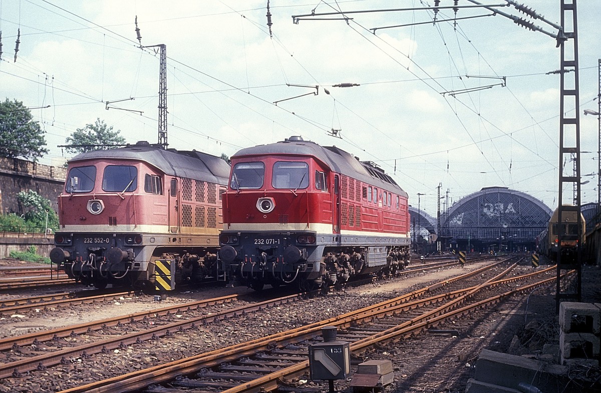 232 071 + 232 552  Dresden Hbf  04.07.92